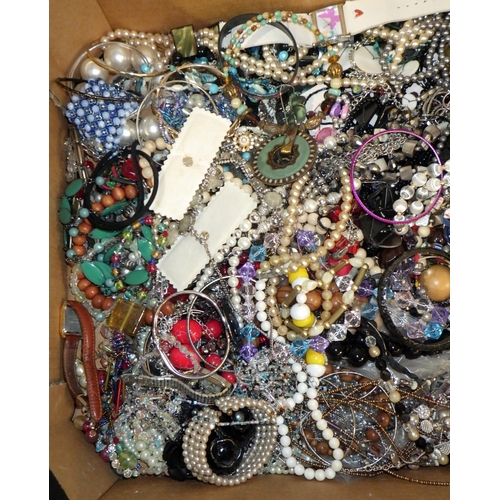 309 - A large qty of misc costume jewellery