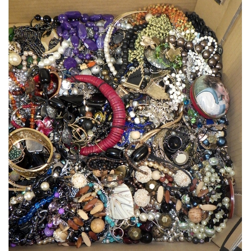 311 - A large qty of misc costume jewellery