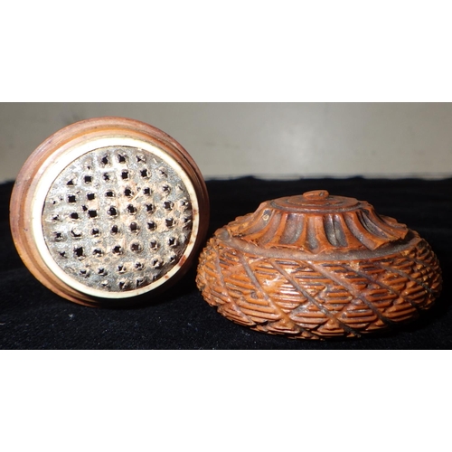 315 - A 19th century carved treen nutmeg grater