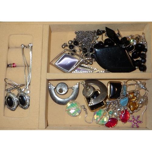 338 - A qty of misc costume jewellery