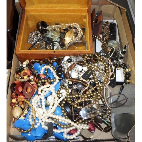 343 - A qty of misc costume jewellery (2)