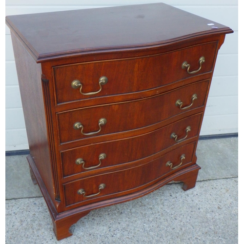 610 - A reproduction mahogany serpentine fronted chest of drawers, 71cm wide