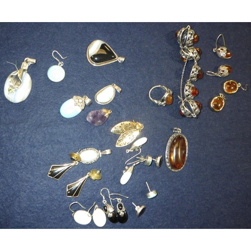 361 - A group of misc silver jewellery