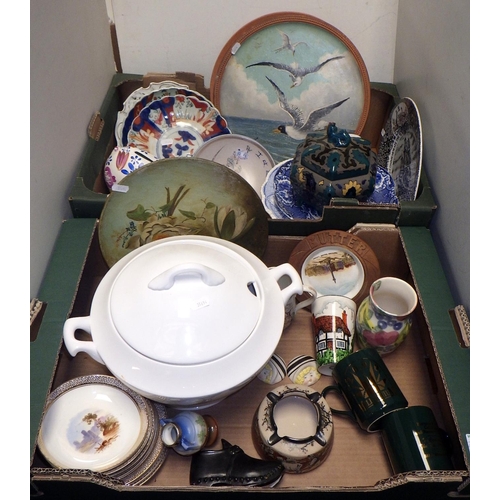 173 - A group of misc ceramics to inc Cauldon Cairo ware lidded jar, Imari plates, Butter tray etc (2)