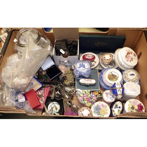 208 - A collectors lot to inc miniature plates, pill boxes, foreign coinage and notes, costume jewellery e... 