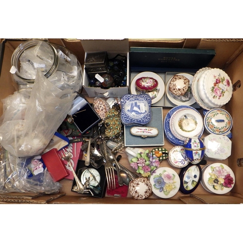 208 - A collectors lot to inc miniature plates, pill boxes, foreign coinage and notes, costume jewellery e... 