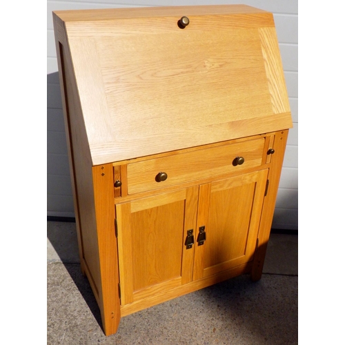 777 - A modern oak bureau