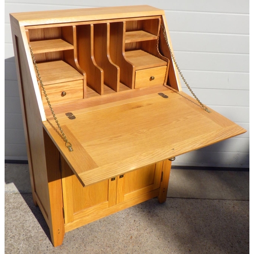 777 - A modern oak bureau