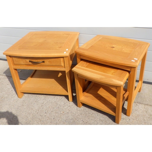 790 - A oak single drawer side table together with a matching nest of tables (2)