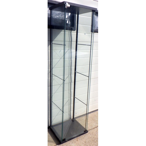 793 - A modern square display cabinet, missing shelves