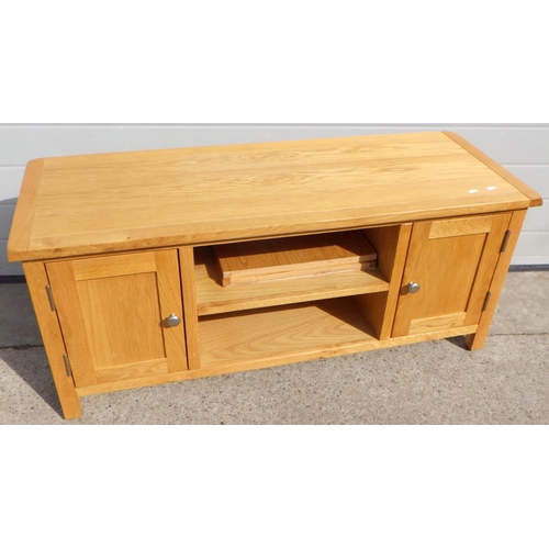 797 - An oak tv stand