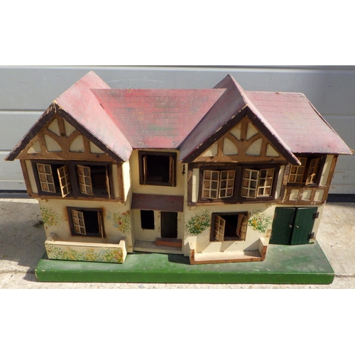 809 - A vintage 1930s dolls house and contents