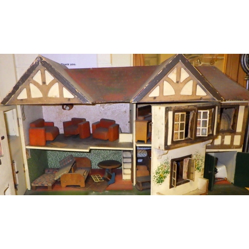 809 - A vintage 1930s dolls house and contents