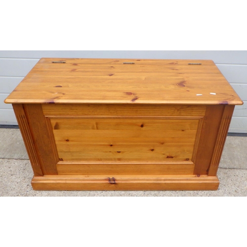 818 - A modern pine blanket box, 104cm wide