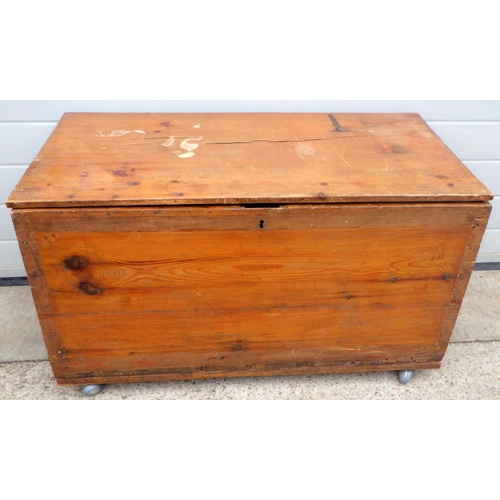 820 - A pine blanket box, split, 97cm wide