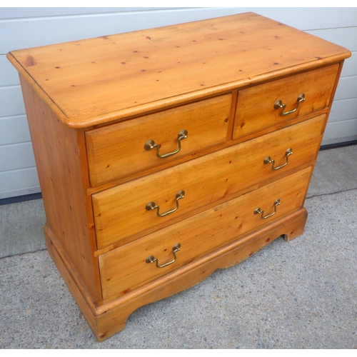 846 - A modern pine chest of drawers, 91cm wide