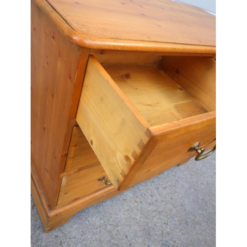 846 - A modern pine chest of drawers, 91cm wide