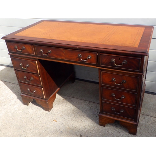 869 - A reproduction mahogany pedestal desk with brown leather inset top, 122cm wide