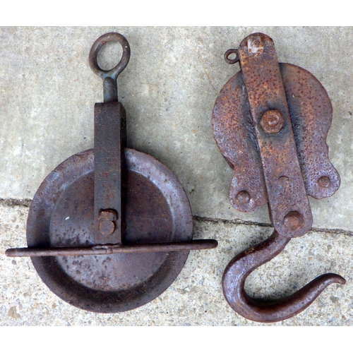 881 - A pulley wheel, 44cm long, and a hook (2)