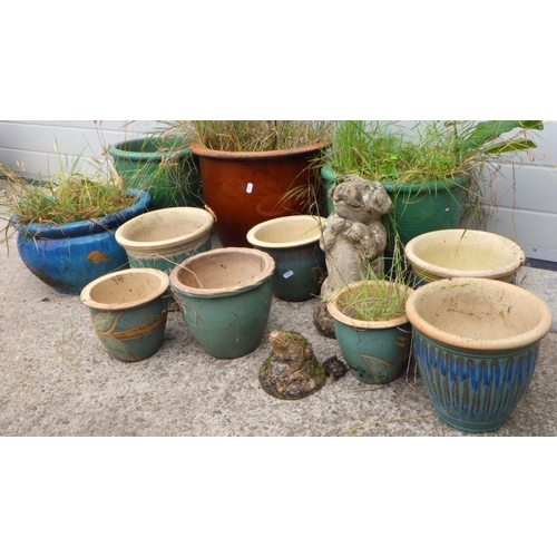 882 - A qty of various garden planters