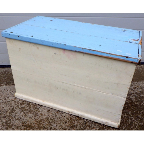 912 - A white painted blanket box with blue top (a/f), 85cm wide