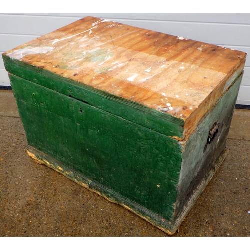 913 - A joiners box with green painted sides, 85cm wide