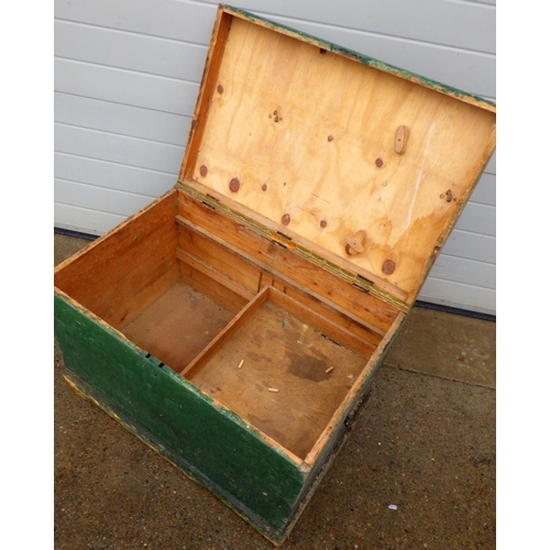 913 - A joiners box with green painted sides, 85cm wide