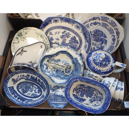 195 - A qty of Indian Tree table ware together with a box of misc blue & white ceramics etc (2)