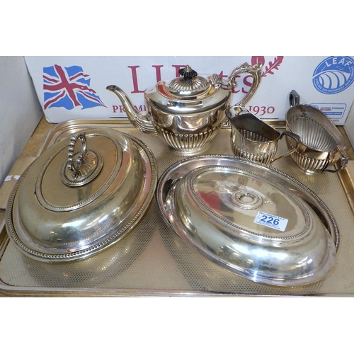 226 - A qty of misc metal wares to inc a plated 3p tea set, brass candlesticks etc (2)