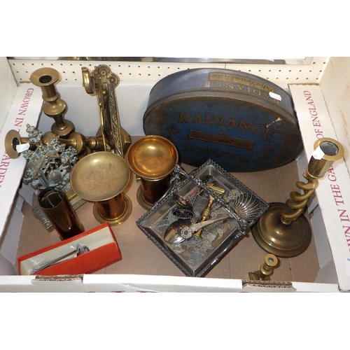 226 - A qty of misc metal wares to inc a plated 3p tea set, brass candlesticks etc (2)