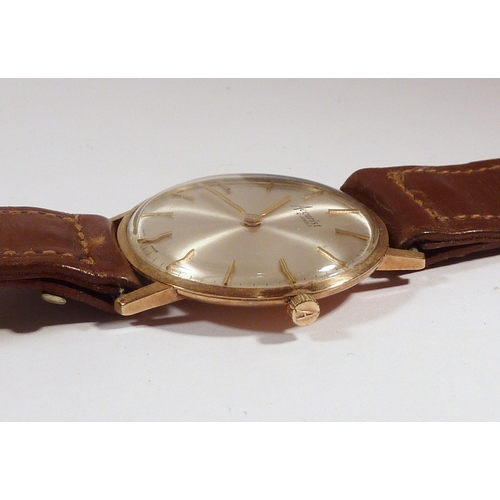 39 - An Accurist 9ct gold cased wristwatch having an USDAW trade union interest presentation inscription ... 