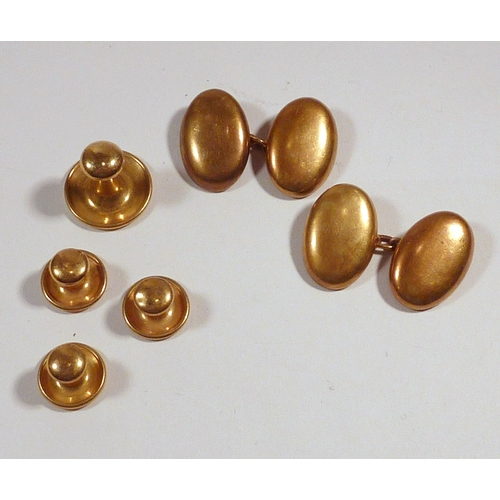 67 - A pair of 18ct gold chain link cufflinks having plain convex heads, 7g / heads 16 x 12mm; four 9ct g... 