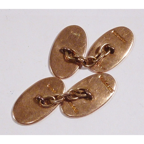70 - A pair of 9ct gold chain link cufflinks having engine turned flat faces, approx 7g / heads 19 x 11mm... 