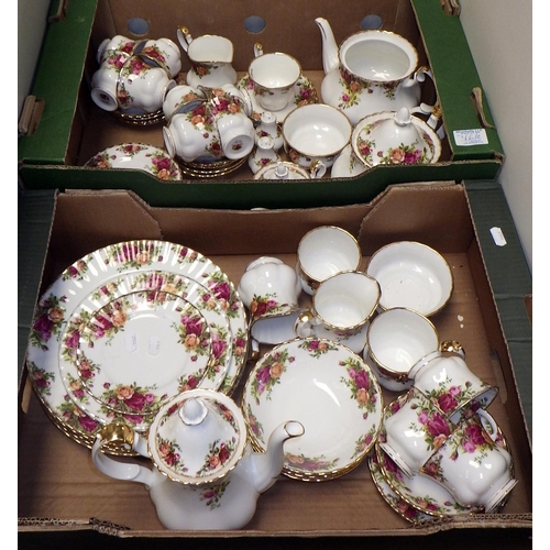 366 - A qty of Royal Albert Country Rose table ware (2)