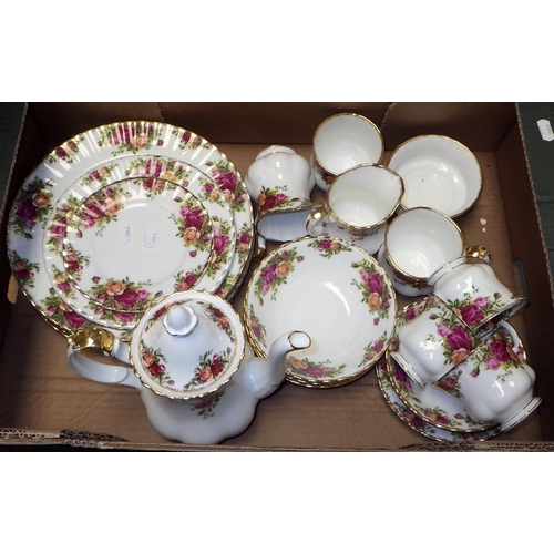 366 - A qty of Royal Albert Country Rose table ware (2)