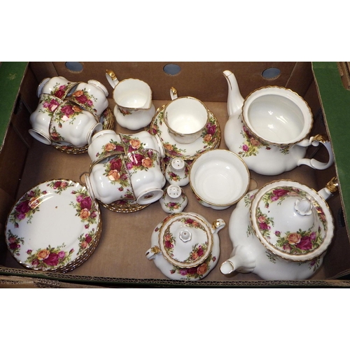 366 - A qty of Royal Albert Country Rose table ware (2)