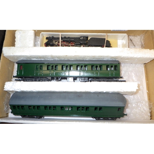 379 - An N gauge Loco together with two 00 gauge coaches