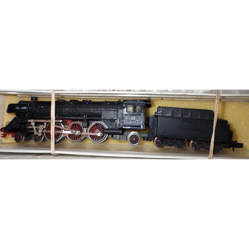 379 - An N gauge Loco together with two 00 gauge coaches