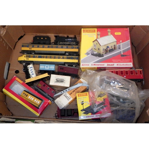 539 - 00 Gauge Railway carriages together with N gauge accessories etc (2)