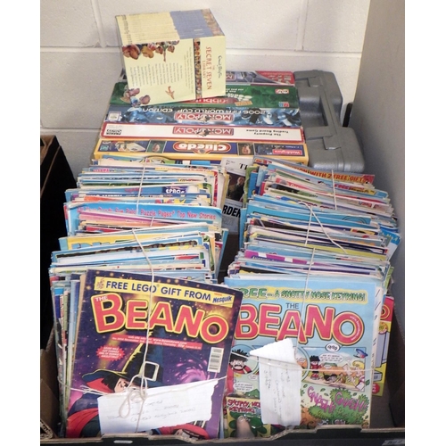 542 - A large qty of Beano's together with board games etc (2)