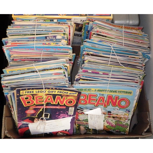 542 - A large qty of Beano's together with board games etc (2)