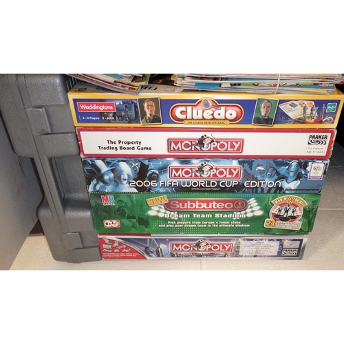 542 - A large qty of Beano's together with board games etc (2)