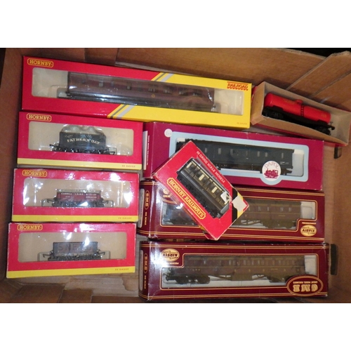 544 - A group of 00 gauge model railway carriages to inc Hornby etc