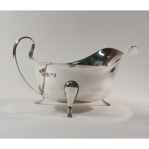 11 - A silver sauce boat, 20th cent.  145mm long / 100g