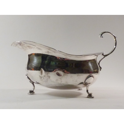 12 - A silver sauce boat, 20th cent.  150mm / 115g