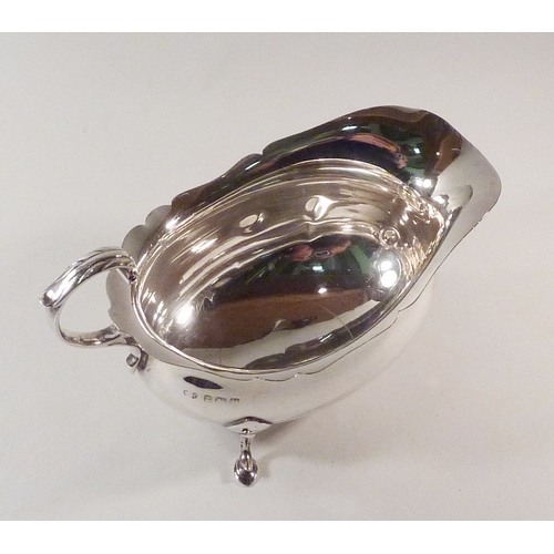 12 - A silver sauce boat, 20th cent.  150mm / 115g