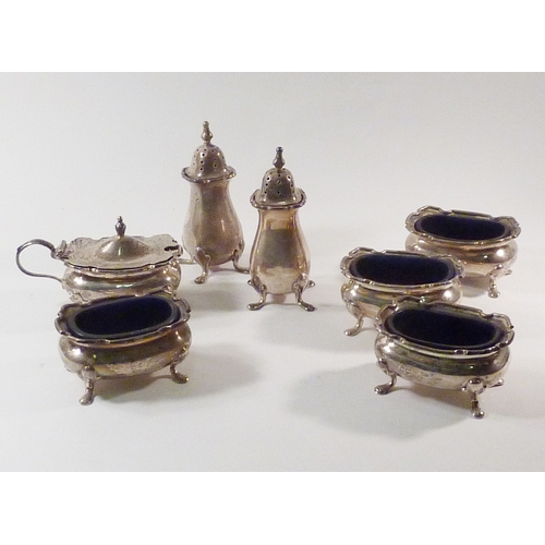 7 - A Walker & Hall seven piece silver cruet set, 20th cent. 225g.