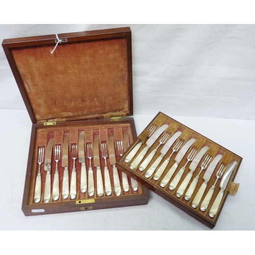 29 - A cased twelve place set of George III silver and mother of pearl dessert cutlery, Sheffield 1805, m... 