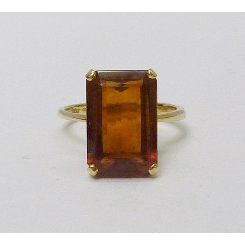 76 - An 18ct gold cocktail ring set with a baguette cut golden tone gem stone.  Stone 15 x 8mm / 6g gross