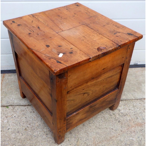 797 - A 19th cen French walnut commode, 48cm wide